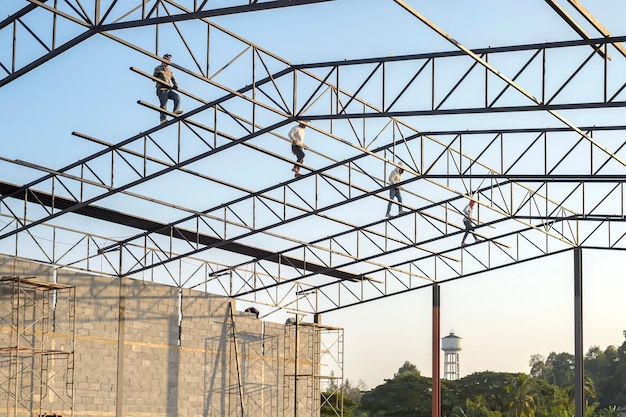 structure-steel-roof-construction-building-while-being-completed_46383-376.jpg (626×417)