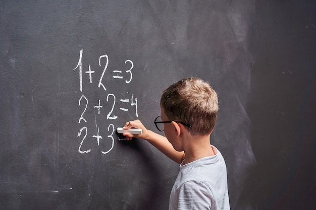 学生が黒板で数学の例を解く プレミアム写真
