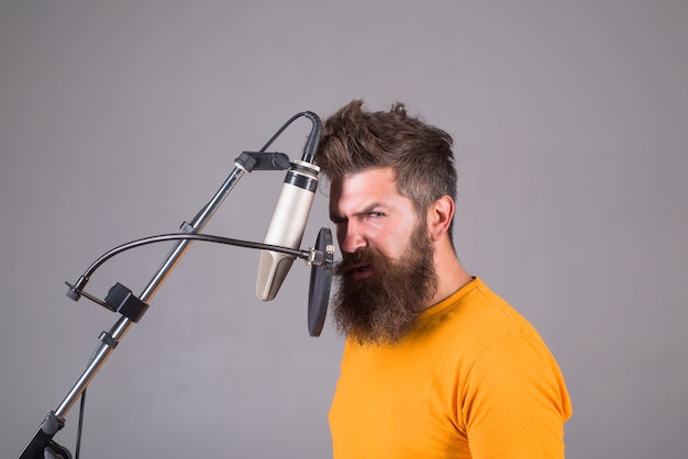 Premium Photo Studio Records Bearded Man Sing In Microphone