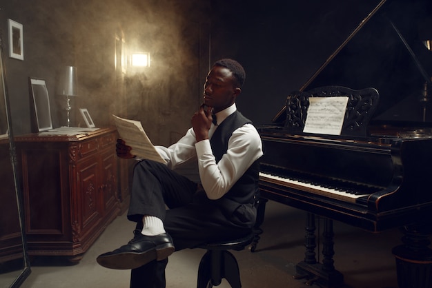 スタイリッシュな黒檀のグランドピアノ奏者 ジャズパフォーマンス プレミアム写真