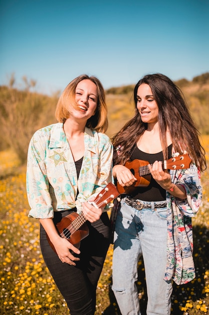 Free Photo Stylish women  with ukuleles