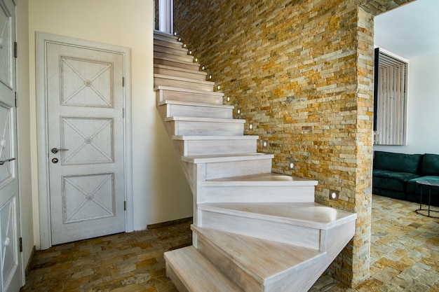 Stylowe drewniane współczesne schody wewnątrz wnętrza domu na poddaszu Premium Zdjęcia