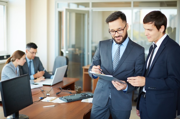 Successful businessmen talking to each other Free Photo