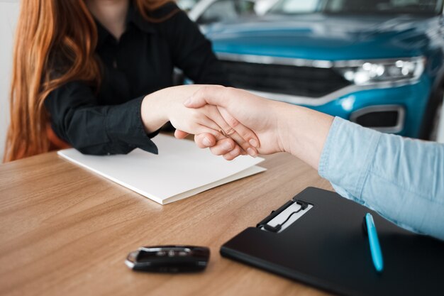 how to get a good deal at a car dealership