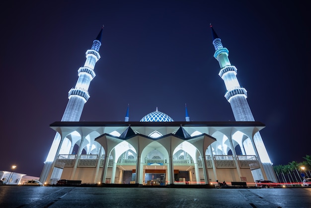 Premium Photo | Sultan salahudin abdul aziz shah mosque at ...