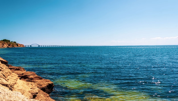 黒海とクリミア橋の景色を望む夏の風景 プレミアム写真