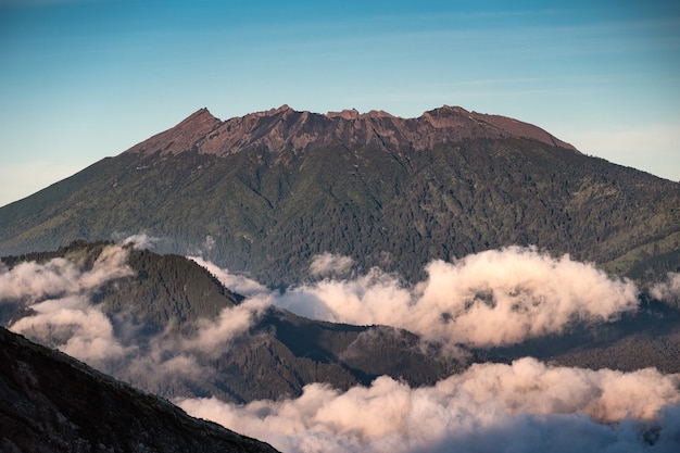 カワイジェンでの朝の霧のある山頂火山の日光 プレミアム写真