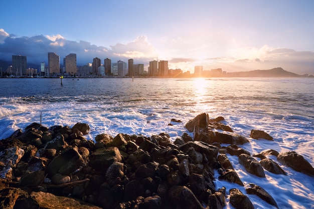 ワイキキビーチとダイアモンドヘッドの日の出 ホノルル オアフ島 ハワイ アメリカ プレミアム写真