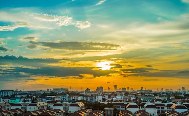 夕焼けの街並み プレミアム写真