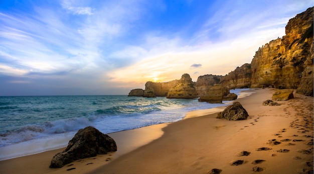 美しいビーチプライアダマリーニャの夕日 プレミアム写真