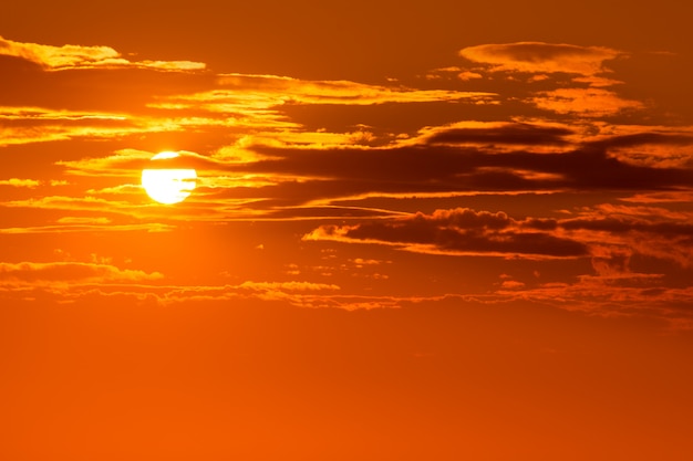 夕方の夕焼けのオレンジ色の空の背景 プレミアム写真