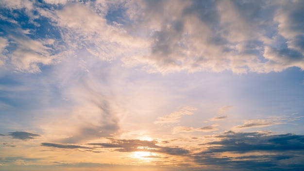 夕焼け空の背景雲の背景と空 プレミアム写真