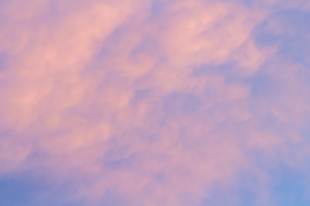 ピンクの紫と青の劇的なカラフルな雲と広大な夕焼け空の風景と夕日の空の背景 プレミアム写真