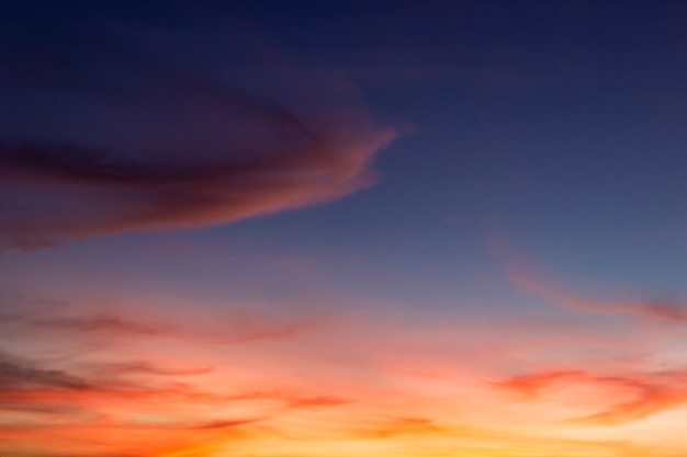 夕方の日没後の夕焼け空雲の背景 プレミアム写真