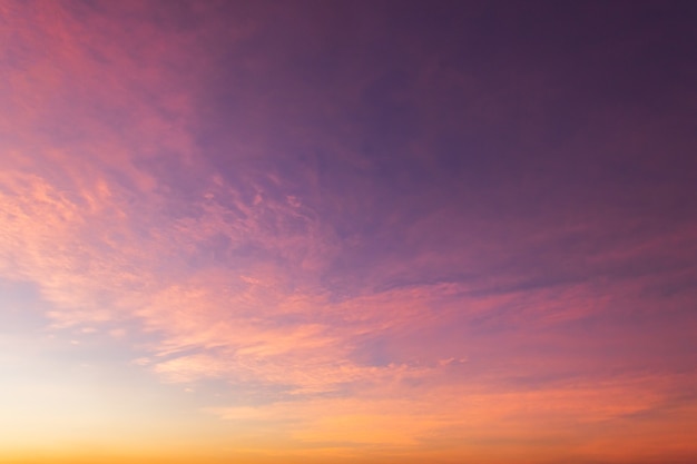 夕暮れ 夕暮れの空に夕焼け空の雲 プレミアム写真