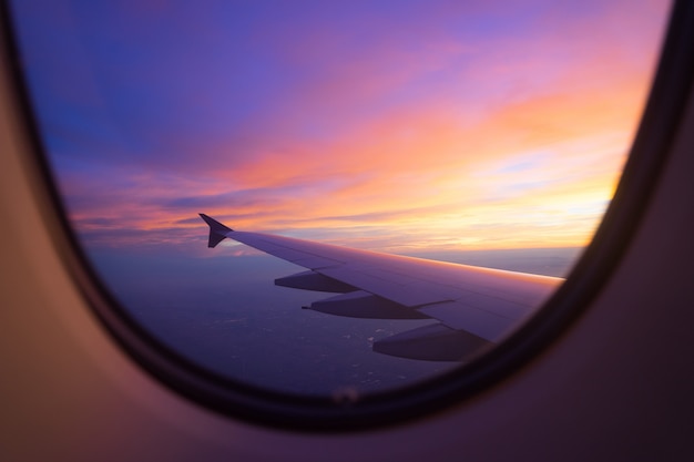 飛行機の窓から夕焼け空 プレミアム写真