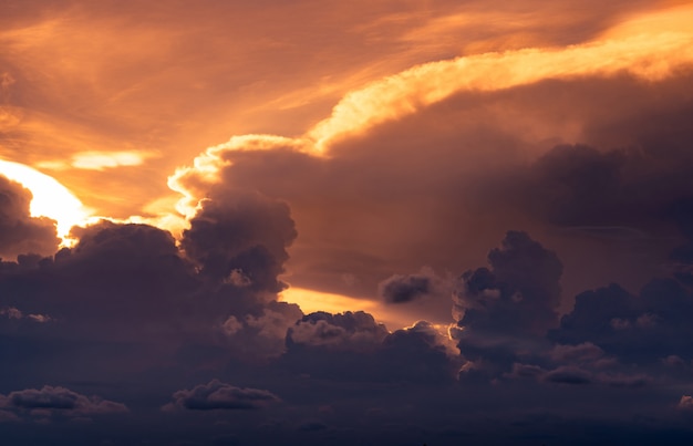 夕焼け空 黄金の光が雲の層に輝きます 夕暮れ時にふわふわの雲 夕暮れの空 Cloudscape 自然の美しさ 夕暮れ時の空のアート画像 プレミアム写真