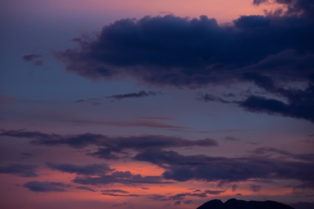 夕焼け空美しい雲とピンクの光 無料の写真