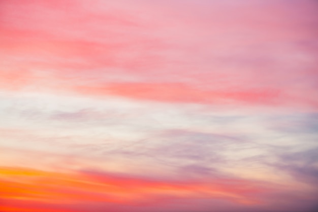 ピンクオレンジの光雲と夕焼け空 カラフルな滑らかな青空のグラデーション 日の出の自然な背景 朝の素晴らしい天国 少し曇りの夜の雰囲気 夜明けの素晴らしい天気 プレミアム写真