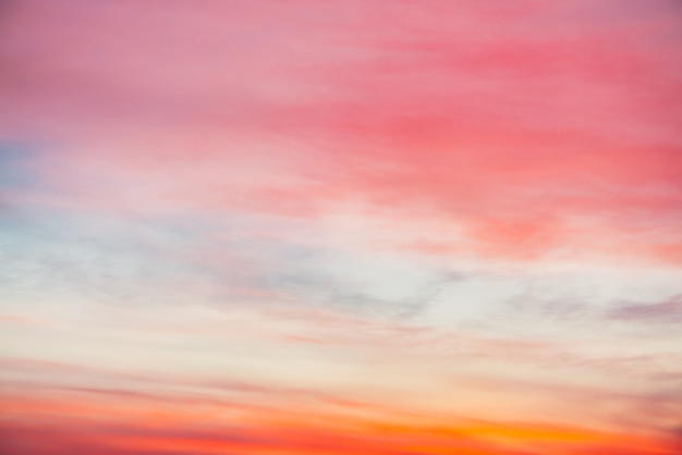 ピンクオレンジの光雲と夕焼け空 カラフルな滑らかな青空のグラデーション 日の出の自然な背景 朝の素晴らしい天国 少し曇った夜の雰囲気 夜明けの素晴らしい天気 プレミアム写真