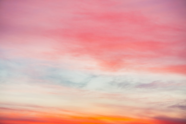 ピンクオレンジの光雲と夕焼け空 プレミアム写真