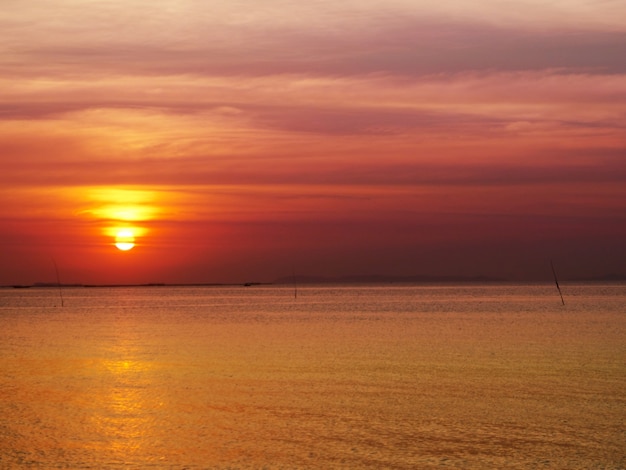 海と夕方の雲の空の背景にサンセットサンドーン プレミアム写真