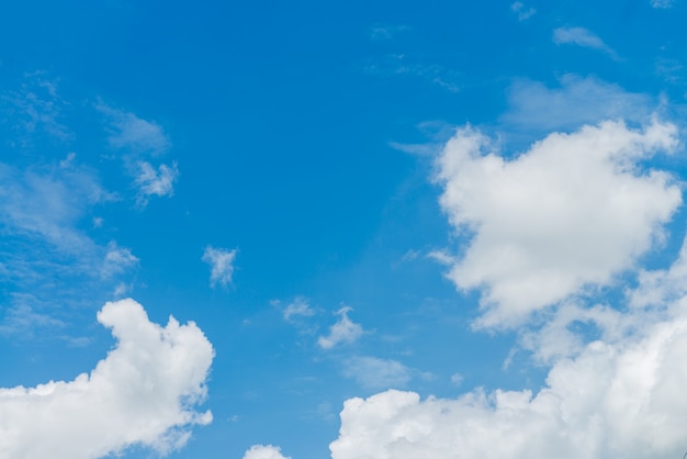 無料の写真 太陽 の雲は朝の背景の間に空 青 白のパステル天国 ソフトフォーカスレンズフレアの日光 平滑な自然の抽象的なぼかしシアン勾配 美しい夏の春の窓を開くビュー