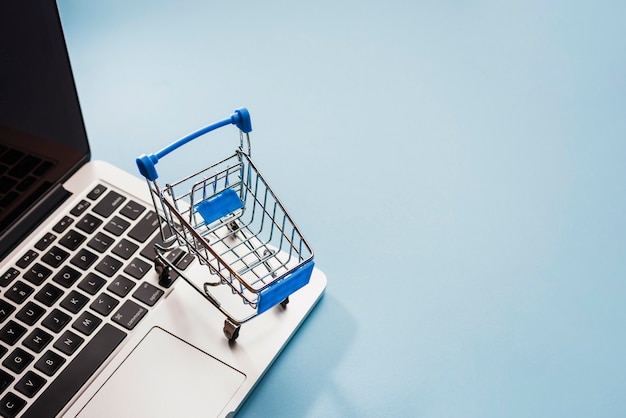 Supermarket cart on laptop | Free Photo