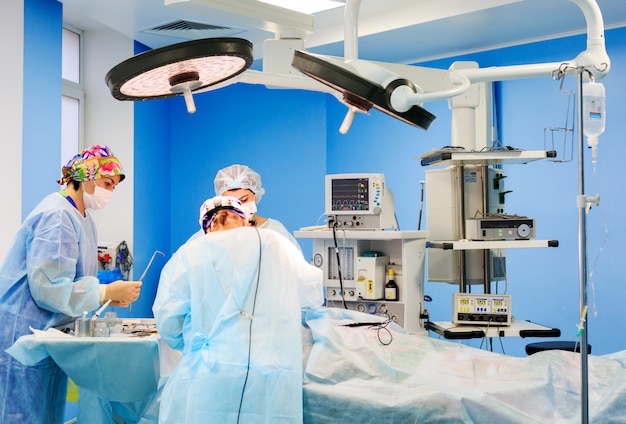 Premium Photo | Surgeons operating a patient in operating room