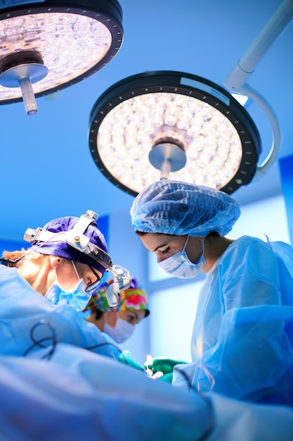 Premium Photo | Surgeons operating a patient in operating room