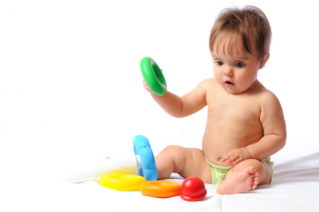 おもちゃで遊んで驚いた面白い赤ちゃん プレミアム写真