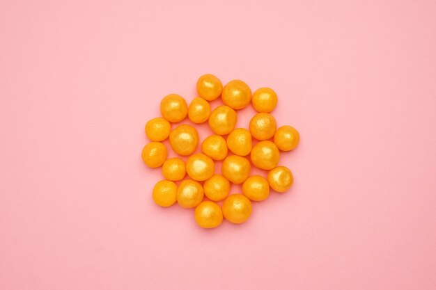ピンクの丸い甘い食べ物に甘い黄色のキャンディー プレミアム写真