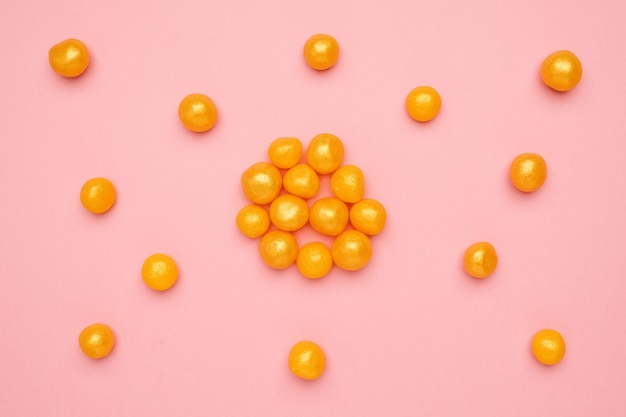ピンクの丸い甘い食べ物に甘い黄色のキャンディー プレミアム写真