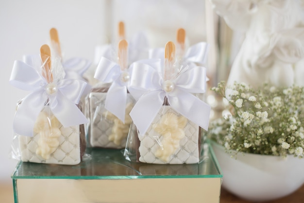 Table decorated with candy alfajor - baptism Premium Photo