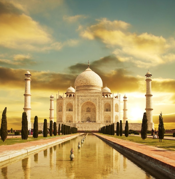 日の出のインドのタージマハール宮殿 プレミアム写真
