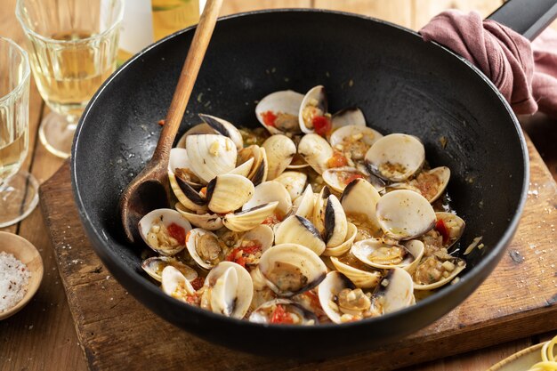 Premium Photo | Tasty appetizing fresh homemade clams alle vongole with ...