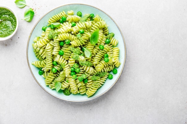 Gustosa Pasta Appetitosa Con Pesto Sul Piatto Foto Gratis