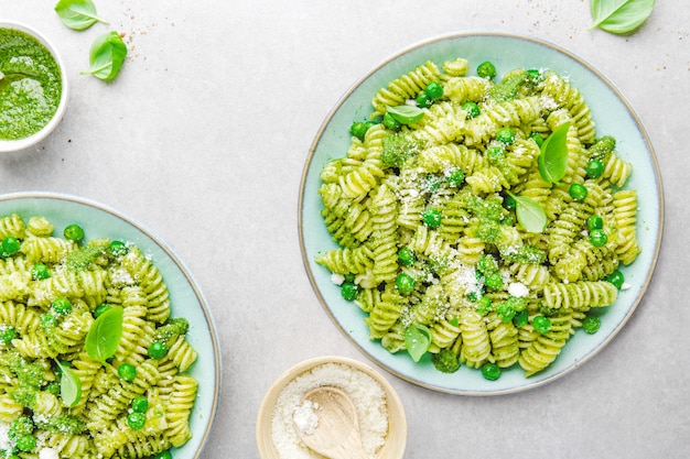 Gustosa Pasta Appetitosa Con Pesto Sul Piatto Foto Gratis