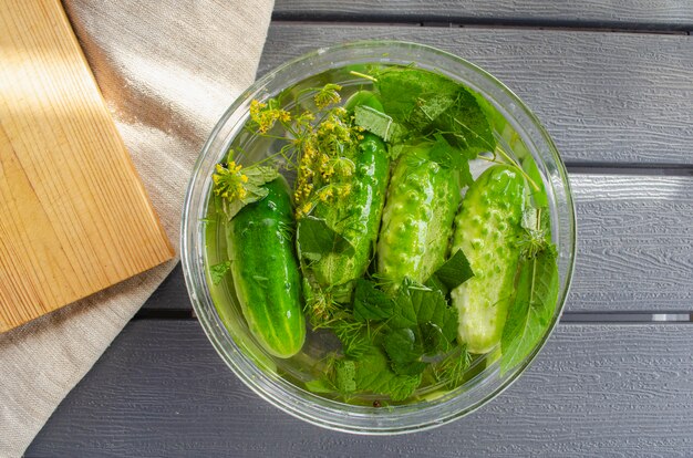 美味しい塩漬けきゅうり 冬の野菜の季節の収穫 透明な皿のトップビューでキュウリのピクルス プレミアム写真