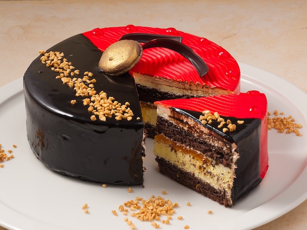 ナッツとスポンジケーキが入ったおいしい赤と黒のチョコレートケーキ プレミアム写真