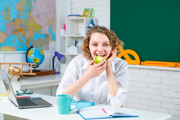 premium-photo-teacher-school-lunch-education-eating-in-classroom