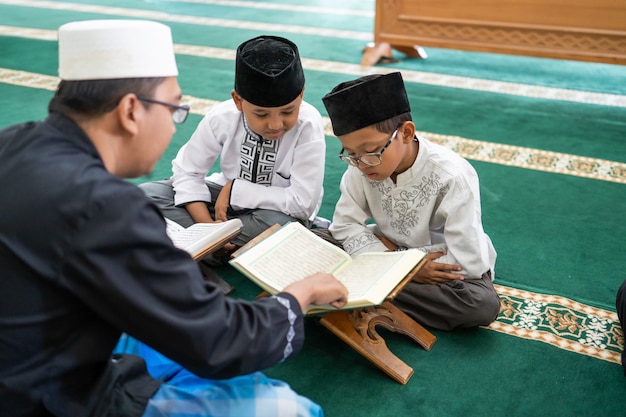 イスラム教徒の子供にコーランを読むことを教える プレミアム写真