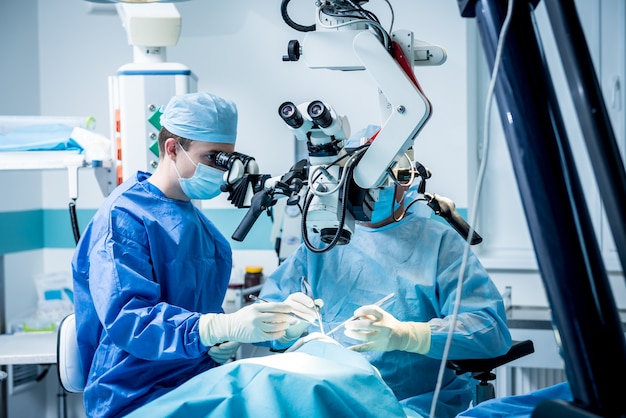 A team of surgeons performing brain surgery to remove a tumor Premium Photo