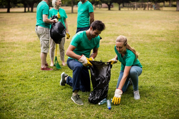 Team of volunteers picking up litter | Premium Photo