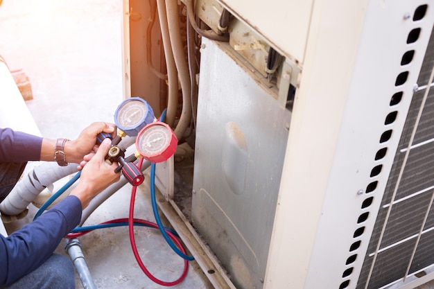 technician-is-checking-air-conditioner-measuring-equipment-filling-air-conditioners_34936-2760.jpg (626×417)