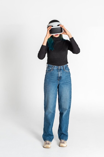 Vr 헤드셋을 사용하는 10대 소녀는 가상 현실 사이버 공간 미래의 흰색 배경에 메타버스 가상 현실 가상 사회 우주 미래 디지털 기술의 개념입니다 프리미엄 사진