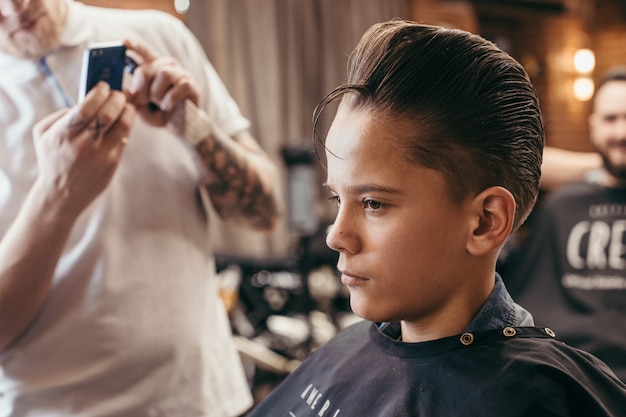 Little Girl Dry Hair In The Barber Shop Photo Premium