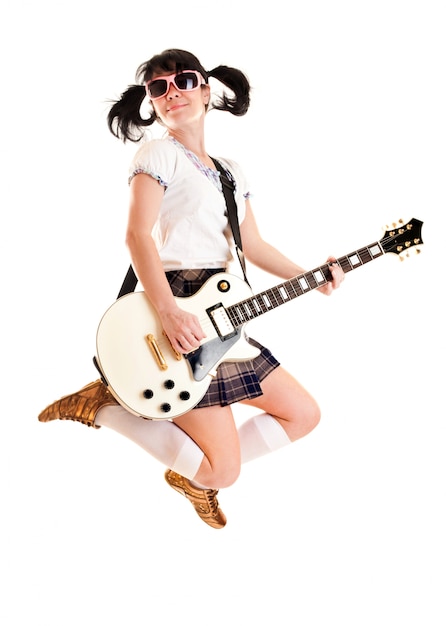 ジャンプエレキギターでティーンエイジャーの女の子 プレミアム写真