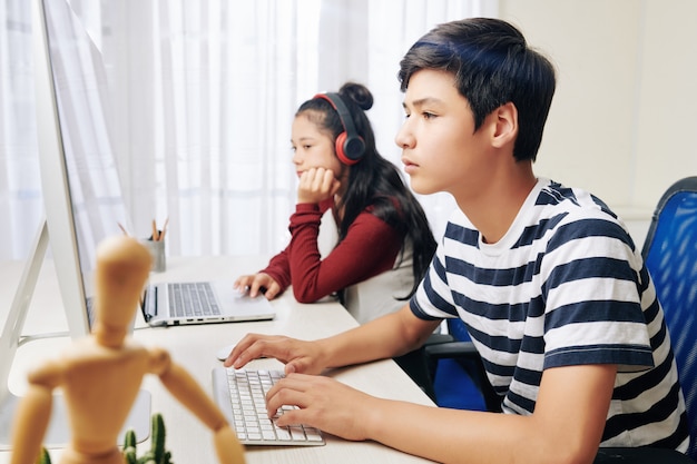 Teenagers working on computers Premium Photo