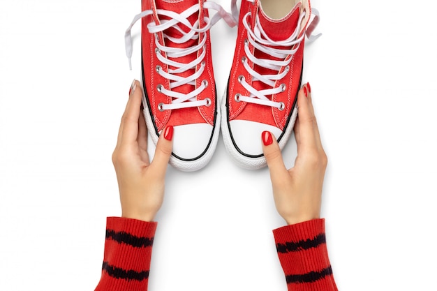 白い背景の上の夏の靴を持つテンプレート コピースペースとフラットレイアウトトップビュー赤いスニーカー ファッションショッピング販売コンセプト プレミアム写真